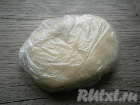 Далее всыпать еще 50 грамм муки, тесто замесить и собрать в ком. По консистенции тесто будет очень нежным, мягким, но хорошо держащим форму.&nbsp;Поместить тесто в целлофановый пакет и отправить на 2-3 часа в холодильник.