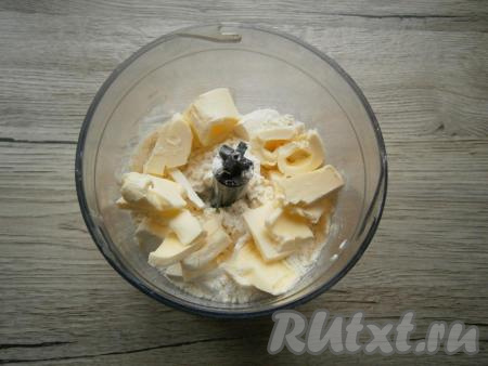В чашу блендера или комбайна всыпать 1 стакан муки, добавить нарезанное кусочками холодное сливочное масло, щепотку соли.