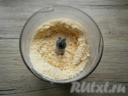 Измельчить муку с маслом до состояния мелкой крошки.