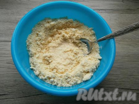 Крошку из чаши пересыпать в миску, влить яичную смесь.