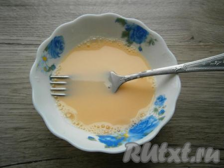 Тщательно перемешать вилкой воду с яйцом и уксусом до однородного состояния.