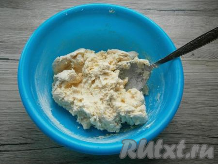 Ложкой быстро замесить тесто, которое будет вязким.