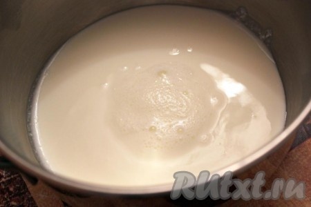 Для приготовления теста соедините кефир с содой.