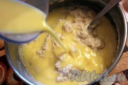 Влейте взбитые яйца и взбейте всё вместе до образования однородного пышного теста.