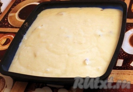 Залейте яблочную начинку тестом. Поставьте кефирный пирог в духовку в начале её разогрева и выпекайте около 45 минут при 200 градусах, но время очень зависит от свойств духовки и вида формы!