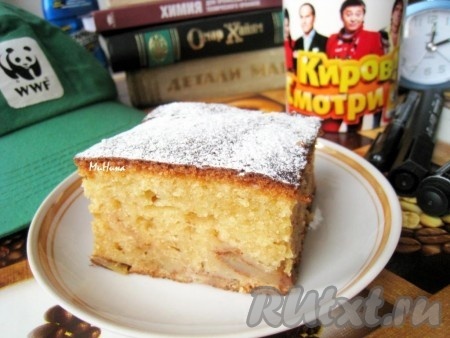 Готовый остывший пирог по желанию можно посыпать сахарной пудрой.