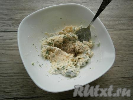 Перемешать, поперчить по вкусу.