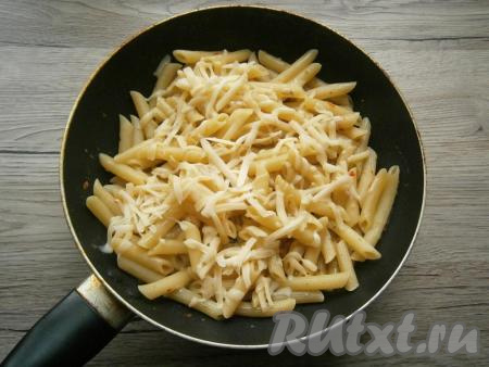 Накрыть сковороду крышкой, огонь сделать минимальным. Готовить макароны до готовности - от 7 до 15 минут (обязательно смотрите инструкцию на упаковке). Перемешивать макароны в процессе варки не нужно. Когда выкипит вся жидкость, добавить к макаронам натертый на терке твердый сыр.