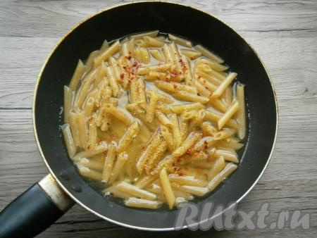 Влить горячую воду, добавить соль, паприку и приправу.