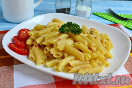 Горячие макароны с сыром сразу переложить со сковороды на тарелку и подать к столу. Блюдо, приготовленное по этому простому рецепту, получается очень вкусным, попробуйте!