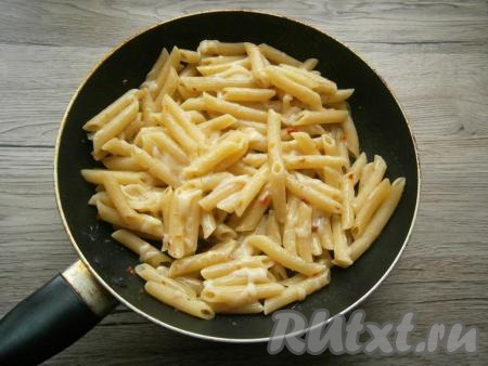 Макароны слегка перемешать с сыром.