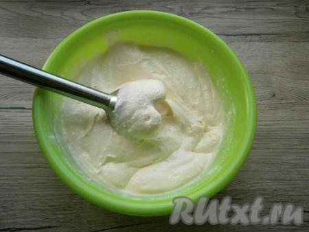 Взбить погружным блендером до получения нежной, однородной массы.
