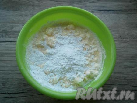 В получившуюся массу всыпать картофельный крахмал.