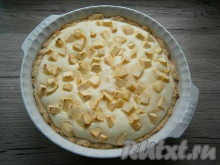 Выпекать пирог в разогретой до 180 градусов духовке около 40-50 минут. Готовность определяется по начинке - она должна стать плотной.