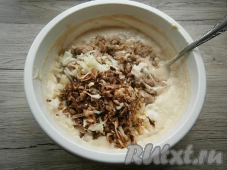 Свежие шампиньоны натереть на крупной тёрке, 1 луковицу нарезать мелкими кусочками. Нарезанную луковицу, натертые грибы и фарш добавить в подошедшее тесто.