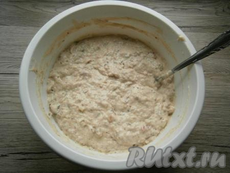 Тесто тщательно перемешать, добавить соль по вкусу (не пересолите, ведь в состав теста входит достаточно соленый соевый соус).