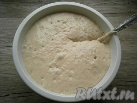 Прикрыть посуду с тестом пищевой пленкой и оставить в тёплом месте минут на 40-45. Тесто должно увеличиться вдвое.