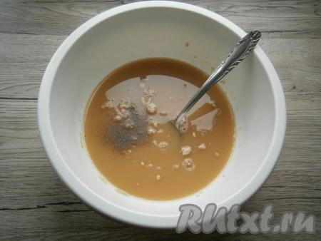 Всыпать черный молотый перец, еще раз перемешать.