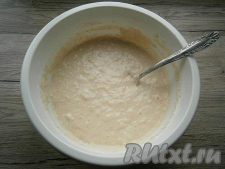 Замесить тесто, которое должно быть чуть гуще, чем на оладьи.