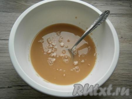 В смесь воды и дрожжей влить соевый соус, перемешать.