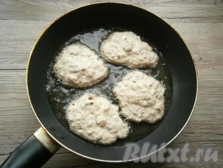 Далее столовой ложкой выкладывать тесто на разогретую с растительным маслом сковороду  в виде оладий.