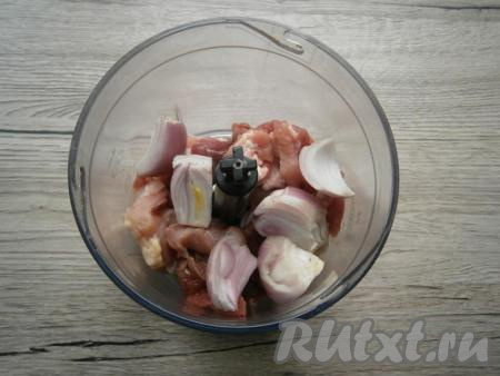 Мясо нарезать кусочками, поместить в чашу блендера вместе с 1 очищенной луковицей, нарезанной кусочками (мясо с луком можно пропустить и через мясорубку).