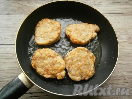 Жарить ленивые беляши на среднем огне до румяности с двух сторон.