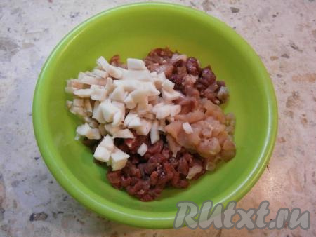 Говядину, мясо с куриных бёдер, куриное филе и сало нарезать маленькими кусочками.