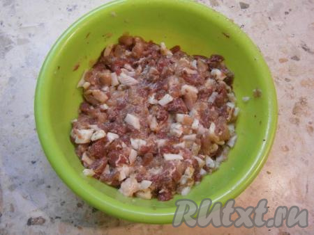 Мясо с салом тщательно перемешать, влить холодную воду и вымешивать далее около 8-10 минут. Фарш должен стать вязким и плотным. Накрыть посуду с фаршем крышкой и отправить в холодильник на 12 часов.