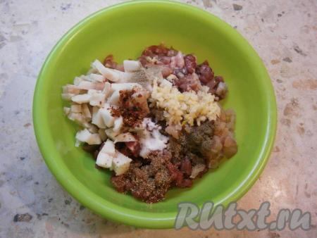 Добавить соль, пропущенный через пресс чеснок, паприку, черный и белый молотые перцы, кориандр, мускатный орех, влить коньяк.