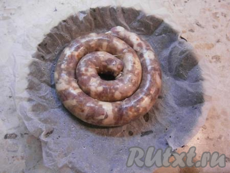 Поверхность колбасы часто проколоть&nbsp;иголкой (штук 10 проколов) и поместить в форму, застеленную смоченным водой&nbsp;и отжатым пергаментом.