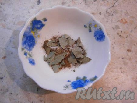 Поломанный кусочками лавровый лист добавить к соли со специями, перемешать.