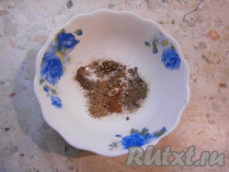 Смешать соль с черным и душистым молотыми перцами, сушеным укропом, молотым кориандром, мускатным орехом и зернами кориандра.