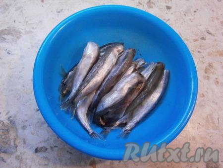 Мойву разморозить, вымыть, голову и внутренности удалить.