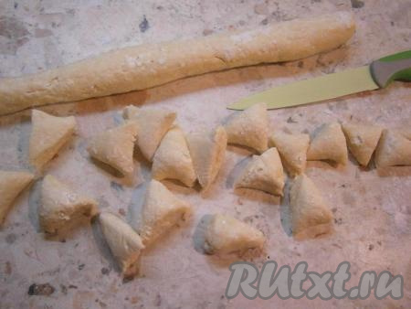 Затем нарезать жгуты на небольшие кусочки. Я решила нарезать жгуты наискось в разные стороны, чтобы получились треугольнички (как на фото).