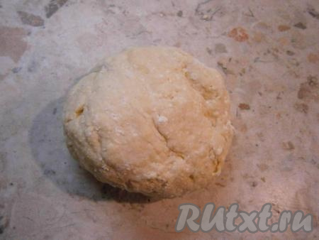 Замесить не тугое, довольно нежное, чуть липкое тесто.