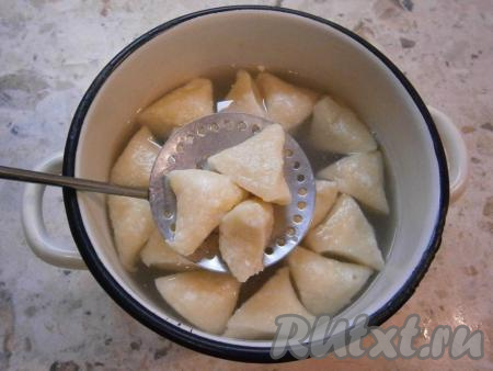 Нарезанные кусочки теста можно сразу отварить или заготовить впрок. Для того чтобы сварить ленивые творожные вареники, нужно нарезанные кусочки теста поместить в кипящую подсоленную воду и варить на небольшом огне минут 5-7 с момента закипания. Если вы хотите заготовить вареники впрок, тогда их нужно хорошо обсыпать мукой, разложить в один слой на разделочной доске и отправить в морозилку. Когда вареники полностью заморозятся, переложить их в целлофановый пакет, отправить в морозилку, а, когда потребуется приготовить вареники, отварить их в кипящей подсоленной воде в течение 5-7 минут.