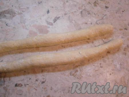 Разделить тесто на 2 части, из каждой - скатать длинный жгут.