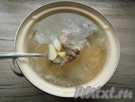 Морковь, картошку, лук и чеснок очистить. В бульон добавить нарезанный небольшими кусочками картофель, варить его 25 минут (до готовности). После этого добавить в кастрюлю отваренное мясо.