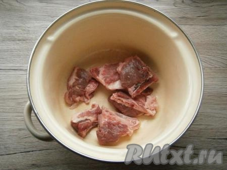 Свинину поместить в кастрюлю, залить водой, довести до кипения, убрать пену. Бульон посолить и варить мясо на небольшом огне  до готовности (минут 40-45).