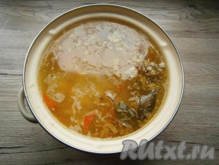 Отправить обжаренные овощи в кастрюлю с готовым картофелем и свининой, если нужно, суп досолить. Всыпать приправу, добавить нарезанный чеснок и лавровые листья, варить суп на слабом огне 5-7 минут.