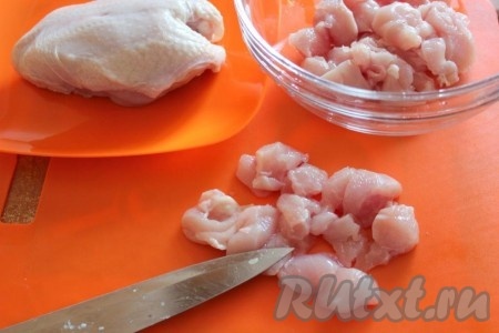 Куриное филе нарезать на небольшие кусочки (я взяла куриную грудку, отделила мясо от кости и у меня получилось 2 куриных филе, которые я и нарезала на небольшие кусочки).