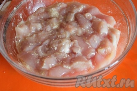 Соединить кунжут, крахмал, соль и муку, перемешать до однородности. Кусочки курицы в белке равномерно перемешать с крахмальной смесью. Все кусочки куриного филе должны быть покрыты со всех сторон белковым кляром.