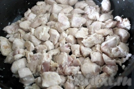 Жарить подготовленные кусочки куриного филе на сковороде с раскаленным маслом, постоянно помешивая и встряхивая, около 12-15 минут на среднем огне (мясо должно остаться сочным, а на поверхности филе должна образоваться золотистая корочка).