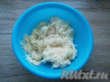 Картофель очистить, вымыть,&nbsp;натереть на средней терке и отжать от лишней жидкости.&nbsp;
