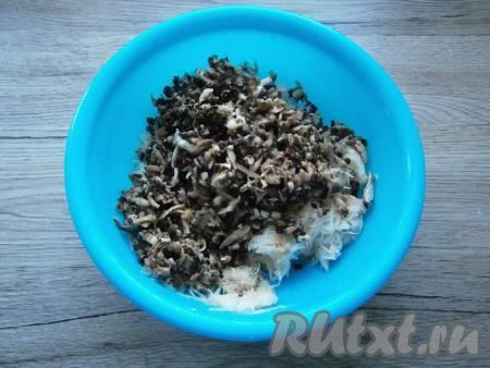 К картофельной массе добавить свежие шампиньоны, натертые на крупной терке.