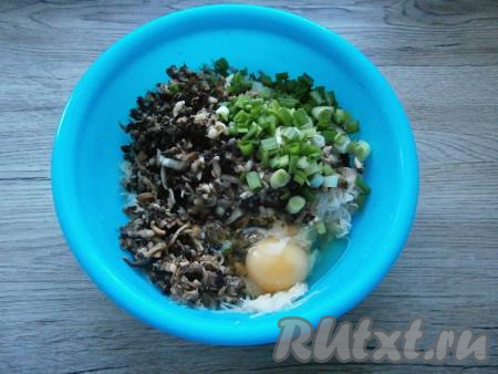 К смеси картошки и грибов добавить измельченный зеленый лук и одно сырое яйцо. Далее смотрите на консистенцию получившейся массы, если суховата - нужно добавить второе яйцо.