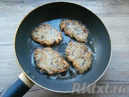 Жарить драники на среднем огне до румяности с двух сторон.