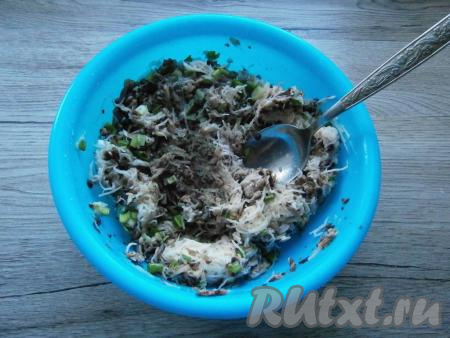 Получившуюся массу тщательно перемешать, добавить соль и чёрный молотый перец.