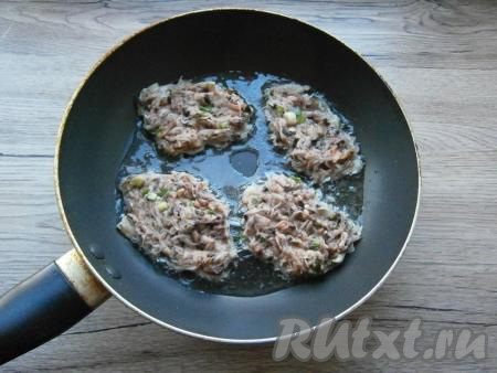 Еще раз перемешать и выкладывать массу ложкой в виде оладий на разогретую с растительным маслом сковороду.